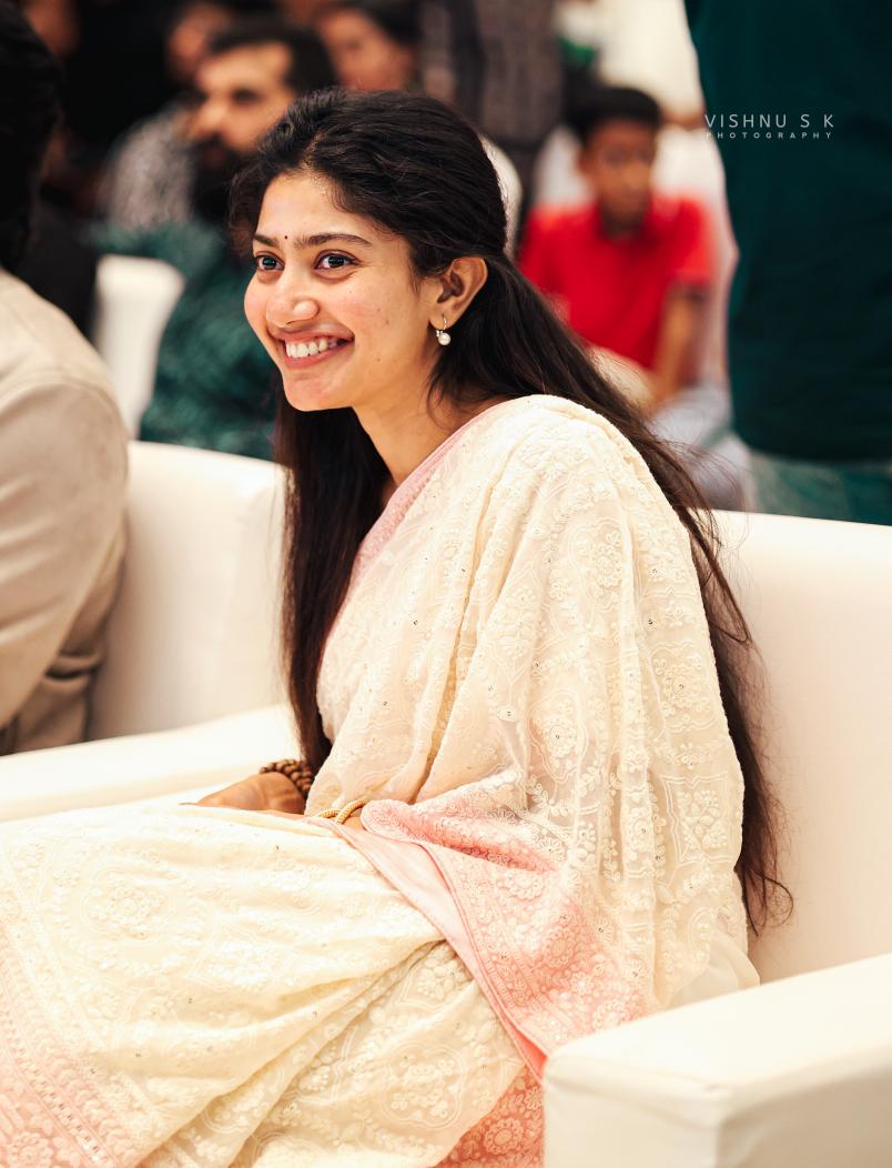 vishnusk_'s tweet photo. @Sai_Pallavi92 #Amaran Promotions Kochi ♥️ 

#SaiPallavi #SaipallaviFans #Vishnuskphotography #Trending #Latest 

@Saipallavi_KFC @SaipallaviFC @Saipallavi_love @SaiPallaviMania #
@SaiPallaviUni @SaiPallavi__DHF https://t.co/7H6SoBwGUd