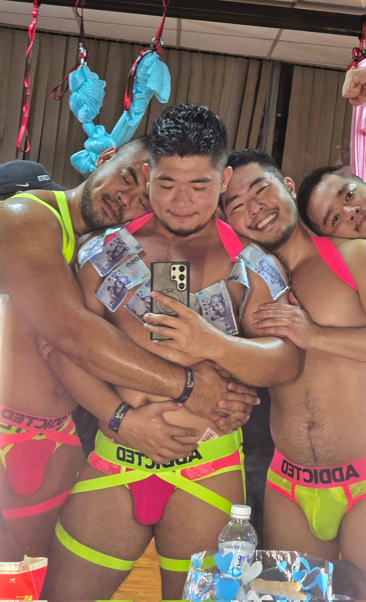 先恭喜我自己完成了人生第一場GoGo show🥹又解鎖了一個人生成就✅到現在我還不敢相信，自己站上大趴舞台了🌈😱回想起這一切還是那麼地不真實🫣當天我緊張到炸裂，特別感謝 ivan跟ray一直陪我聊天，轉移注意力，讓我不那麼緊張，還好有你們在🥹如果有機會 好想再跟你們同台❤️
/
#gogoboy #firsttime