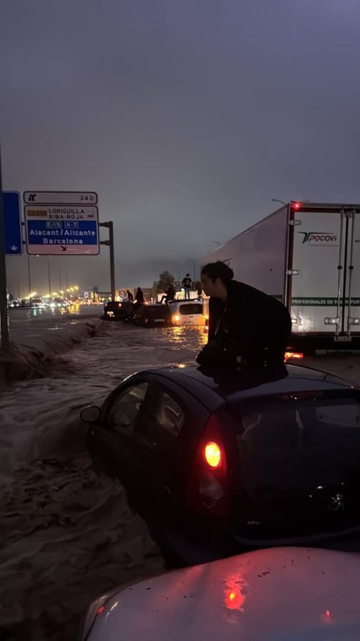 LaCebadinaNoti's tweet photo. 🚨🚨#Devastacion con las #inundaciones en #España. Cientos de desaparecidos, ya hay muchos fallecidos y aún no deja de caer la #lluvia. La llamada #Dana está arrasando con varias provincias en #Valencia #Malaba y #Albacete
En algunas zonas van más de 400 mm en 24 hrs ⛈⛈⛈ https://t.co/rDHY94AhnR