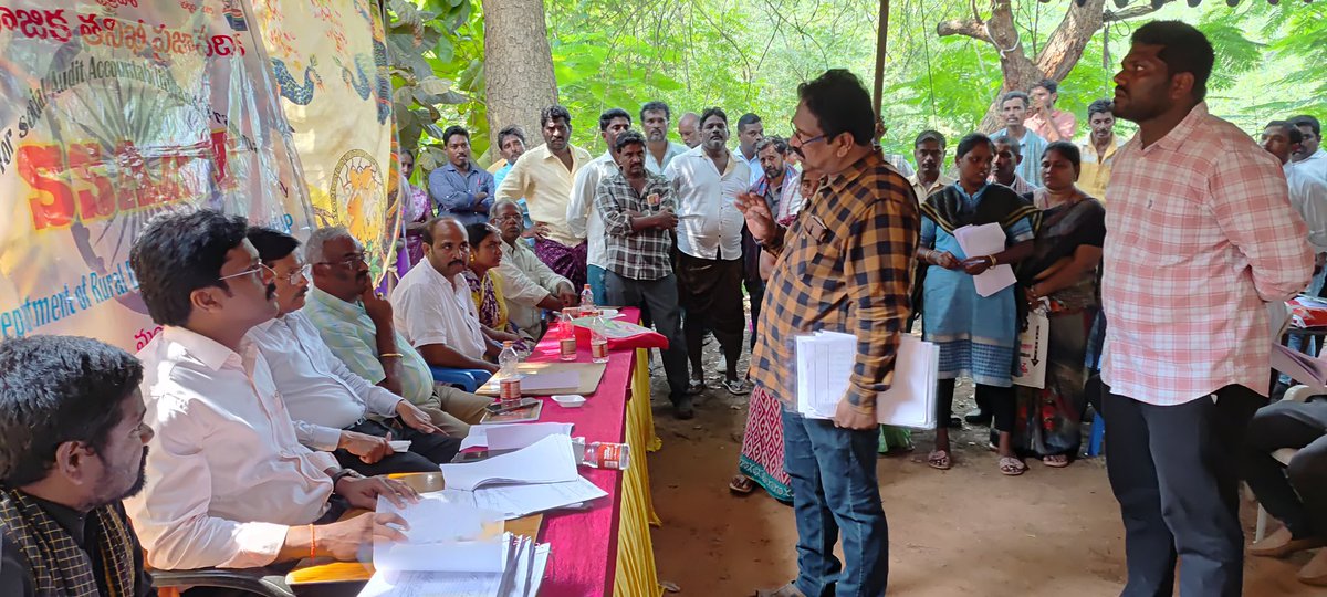 APDeputyCMO's tweet photo. రాష్ట్రంలో మొదలైన సోషల్ ఆడిట్ 

🔸రాష్ట్ర వ్యాప్తంగా "పల్లె పండుగ" సందర్భంగా ప్రారంభించిన అభివృద్ధి పనులపై సామాజిక తనిఖీలు
🔸అభివృద్ది పనుల నాణ్యత, పారదర్శకత పెంచేలా పంచాయతీరాజ్ శాఖ  చర్యలు
🔸గ్రామ సభలకు కొనసాగింపుగా జరిగిన "పల్లె పండుగ" ద్వారా మొదలైన అభివృద్ది పనులు  మరింత పారదర్శకంగా జరిపేందుకు సోషల్ ఆడిట్

ఉప ముఖ్యమంత్రి @PawanKalyan ఆదేశాలతో రాష్ట్రవ్యాప్తంగా సోషల్ ఆడిట్ నిర్వహణ

ఉపాధి హామీ పథకం అమలులో జవాబుదారీతనం, పారదర్శకత పెంచడానికి ఉపయోగపడే ఒక ముఖ్యమైన వ్యవస్థ సామాజిక తనిఖీ (సోషల్ ఆడిట్). సామాజిక తనిఖీ విభాగంలో పనిచేసే వ్యక్తులు అత్యంత క్రమశిక్షణ, నిష్పాక్షికతతో వ్యవహరించాలని ఉప ముఖ్యమంత్రి పవన్ కళ్యాణ్ అధికార యంత్రాంగానికి దిశా నిర్దేశం చేశారు. ఈ విధానం వల్ల ఉపాధి హామీ పథకంలో ఖర్చుపెట్టే ప్రతి రూపాయి ప్రజలకు ఉపయోగపడే విధంగా చూస్తూ, తప్పు చేసిన వారు ఏ స్థాయి అధికారైనా నిష్పక్షపాతంగా వ్యవహరించాలని, మండల స్థాయిలో నిర్వహించే సామాజిక తనిఖీ సభలో సరైన సాక్షాధారాలతో తప్పు చేసిన వారి మీద ప్రజల మధ్య విచారణ చేసి బాధ్యుల మీద చర్యలు తీసుకోవాలన్నారు. భవిష్యత్తులో సామాజిక తనిఖీ మరింత అర్థవంతంగా ప్రజలకు ఉపయోగపడే విధంగా ఉపాధి హామీ నిధులు దుర్వినియోగం కాకుండా సమర్ధవంతంగా నిర్వహించేలా బాధ్యత తీసుకోవాలన్నారు.

@AndhraPradeshCM @IPR_AP @pibvijayawada 

#పల్లెపండుగ #PallePanduga