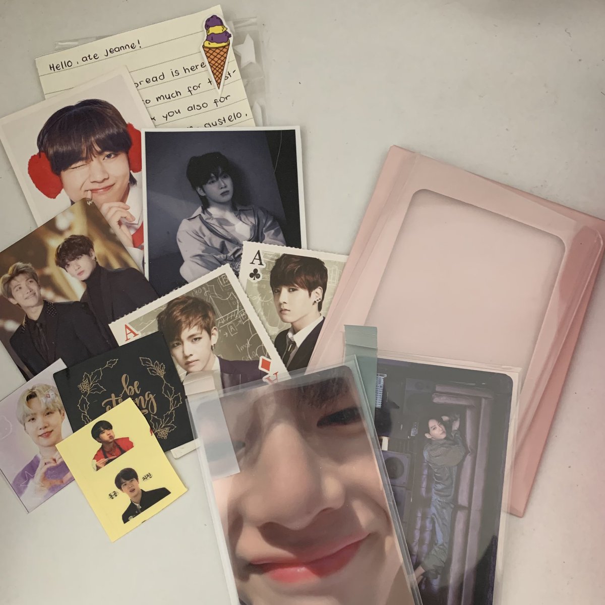 bvkodtangi's tweet photo. #JeanneInTheBox 📮

JO!!! thank ü so much for letting me adopt tete bread 🥹 (sana hindi mag-start ng collection si bvkodtangi, sobrang nakakatakot) + u gave me freebies and a letter pa T__T you’re sooo kind ☹️ im keeping them with me forever 🫂🩷 

💌 @kooaeuv https://t.co/Df2auNexSX