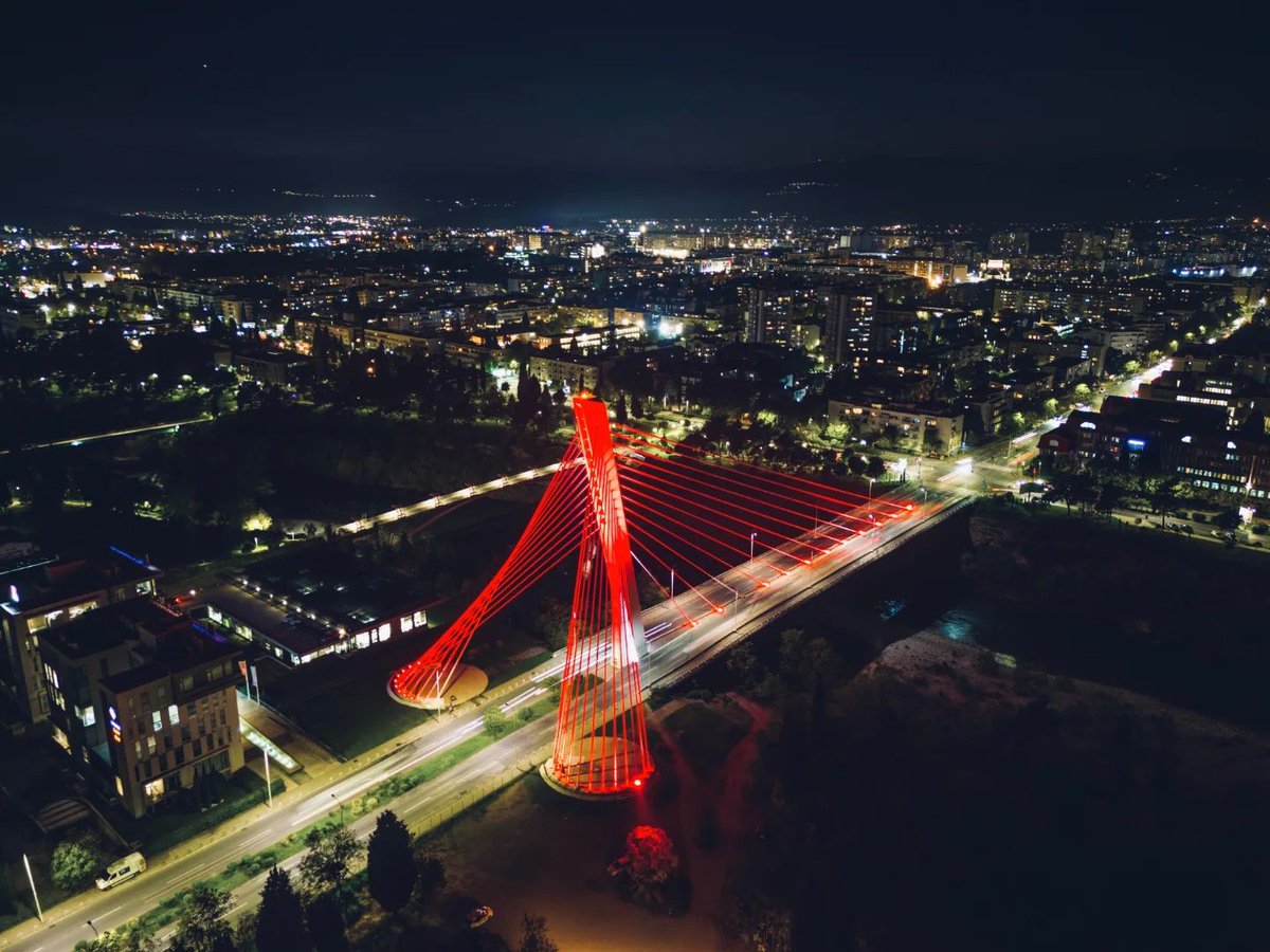 TC_PodgoritsaBE's tweet photo. #Podgoritsa’nın simge yapılarından #Milenyum Köprüsü, Cumhuriyet Bayramımız vesilesiyle şanlı Bayrağımızın renkleriyle ışıklandırılmıştır. 🇹🇷
Dostumuz ve Müttefikimiz Karadağ’ın yetkili makamlarına teşekkür ediyoruz. 🇹🇷🤝🇲🇪
#29EkimCumhuriyetBayramı'mız kutlu olsun! https://t.co/yF9dZH8L7y