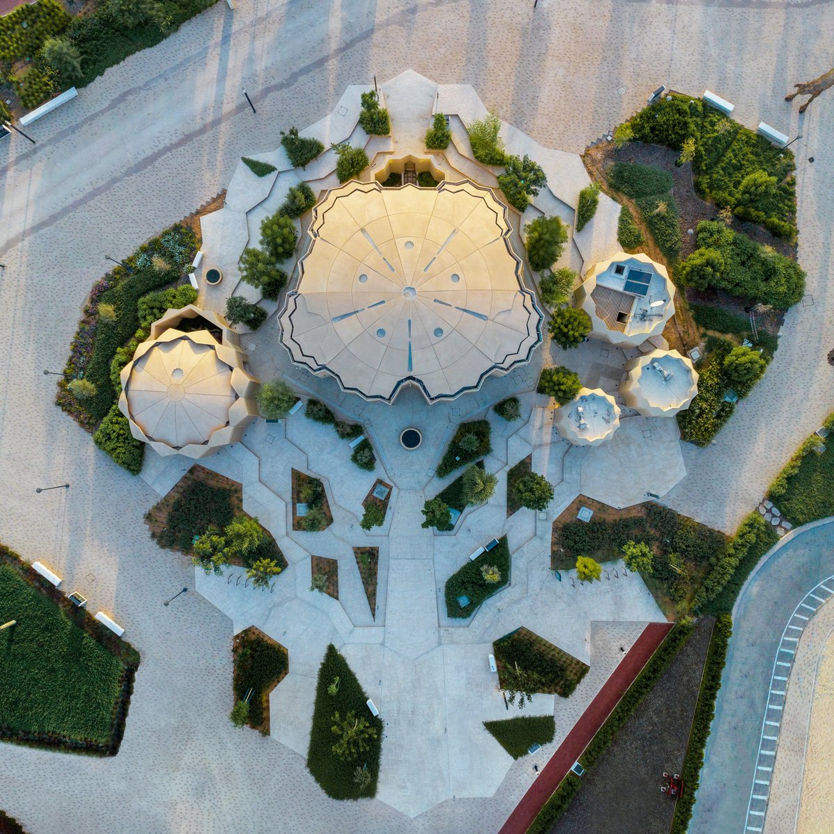 Estidama Mosque, a sacred space merging Islamic heritage with top sustainability standards, aiming for LEED Platinum and Estidama Pearl 3. #SustainableArchitecture #MosqueDesign #AbuDhabi #UAE