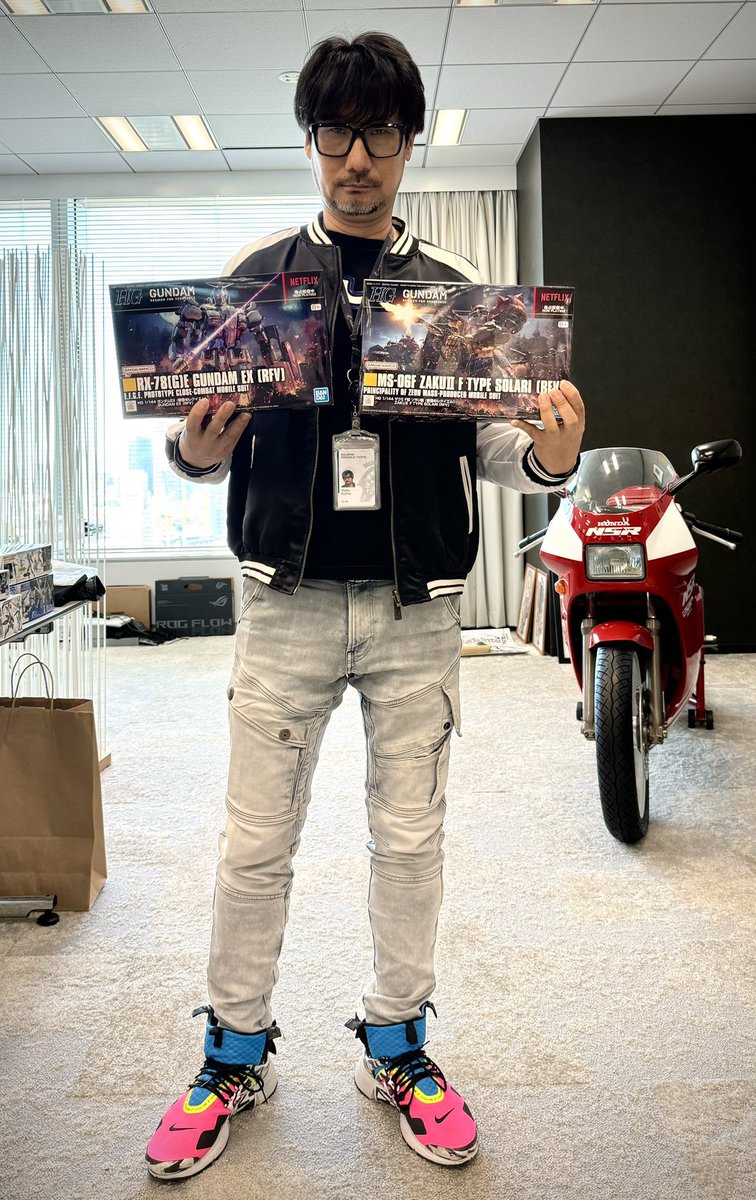 HIDEO_KOJIMA_EN's tweet photo. Received Gunpla (Gundam Plastic model) from director Erasmus Brosdau. Thank you very much. https://t.co/n6TQZcqazq