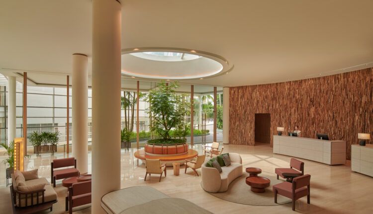 TravelDailyHQ's tweet image. Elegant interiors that honour its history and the environment are what sets the Amara Sanctuary Sentosa apart from the competition. #hoteldesign #singaporehospitality #hotelsandresorts
traveldailymedia.com/amara-sanctuar…