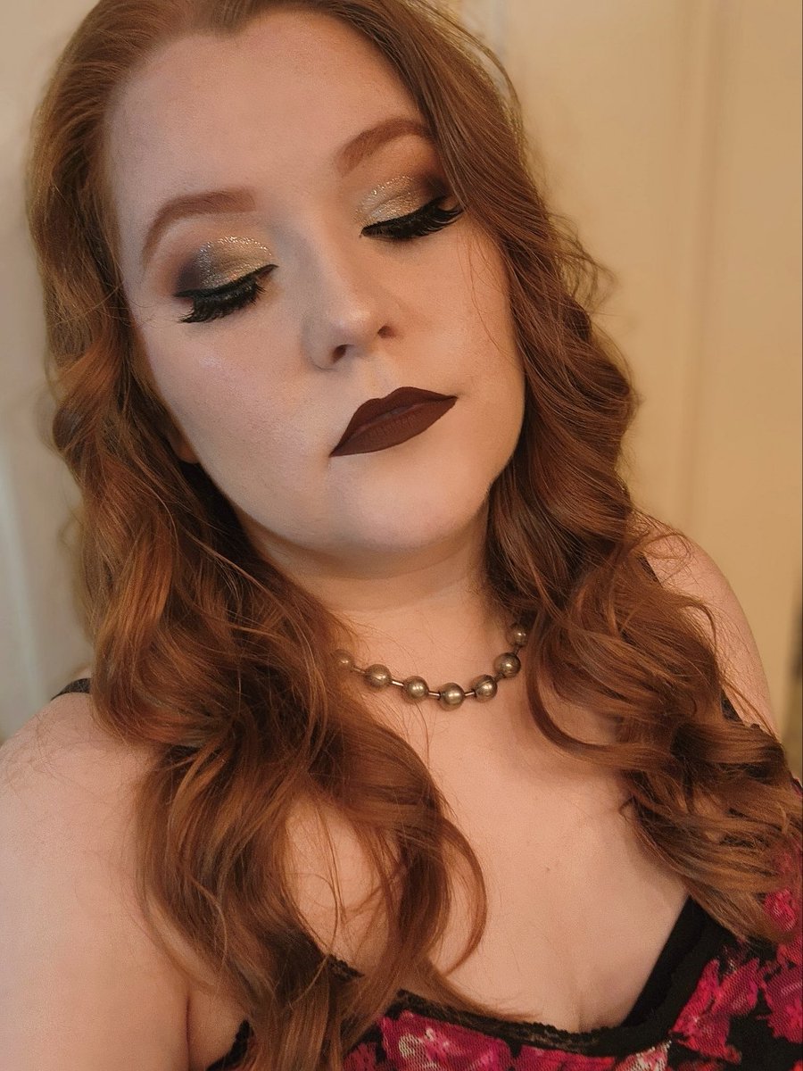 Miss_Aprilz's tweet photo. I haven't done full makeup in so long! 
My fall makeup look! 🙂 https://t.co/L5wIrsqTfH