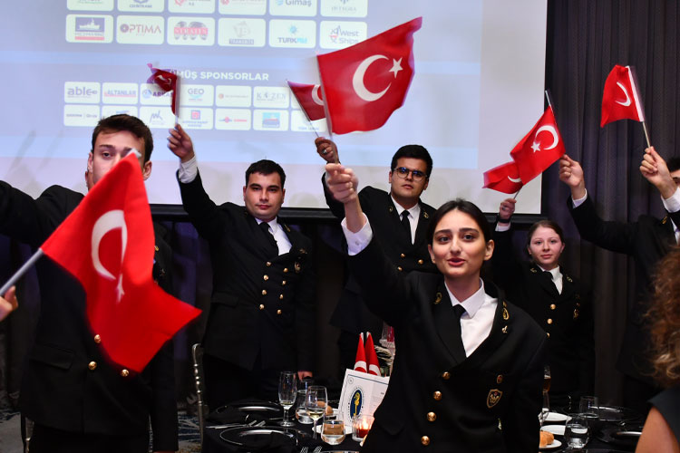 Denizcilik Dergisi (@denizcilikdergi) on Twitter photo “YDO Cumhuriyet demektir”
İTÜ Denizcilik Fakültesi Mezunları Derneği tarafından düzenlenen 29 Ekim Cumhuriyet Balosu Türk denizcilerini bir araya getirdi.
denizcilikdergisi.com/bizden-haberle…
<a href="/UfukTeker1/">Ufuk Teker</a>
<a href="/CaglarCoskunsu/">AHMET CAGLAR COSKUNSU</a>
<a href="/Turk_pandi/">Türk P&I Sigorta</a>
<a href="/Lockton/">Lockton</a>
<a href="/BAHADIRONUR/">Bahadır Onur</a>
<a href="/turkloyduvakfi/">Türk Loydu Vakfı</a>
<a href="/UzmarShipyard/">Uzmar Shipbuilding</a> “YDO Cumhuriyet demektir”
İTÜ Denizcilik Fakültesi Mezunları Derneği tarafından düzenlenen 29 Ekim Cumhuriyet Balosu Türk denizcilerini bir araya getirdi.
denizcilikdergisi.com/bizden-haberle…
<a href="/UfukTeker1/">Ufuk Teker</a>
<a href="/CaglarCoskunsu/">AHMET CAGLAR COSKUNSU</a>
<a href="/Turk_pandi/">Türk P&I Sigorta</a>
<a href="/Lockton/">Lockton</a>
<a href="/BAHADIRONUR/">Bahadır Onur</a>
<a href="/turkloyduvakfi/">Türk Loydu Vakfı</a>
<a href="/UzmarShipyard/">Uzmar Shipbuilding</a>