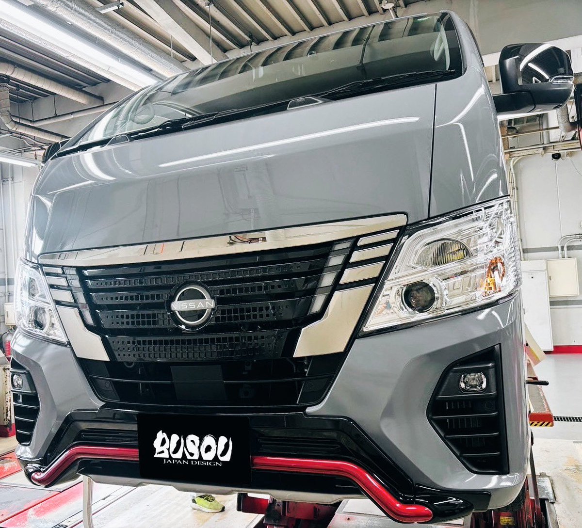 BUSOU_JP's tweet photo. 【 CARAVAN NV350 】

▼ フロントスポイラー
艶有ブラ��ク×レッド：￥129,800-

全６パターンから選択可能！
https://t.co/1O90i0qAo2

#日産 #nissan  #ニッサン
#BUSOU #busou #ブソウ 
#エアロ #エアロパーツ
#ドレスアップ #カスタム #車
#キャラバン #アウトドア #キャンプ https://t.co/kQotveBFS9