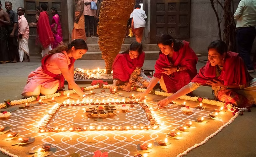 NaturallySudha's tweet image. #ardour #ardor #vss365 #Diwali #Deepawali 

as winter spreads her chillness
its a slow-mo of life around us.. 
#ardour and jubilance with lamps
burning up the sulky dullness,
drums and dance to tunes,
activizing our sense of balance!
a culture rooted in science
Diwali!