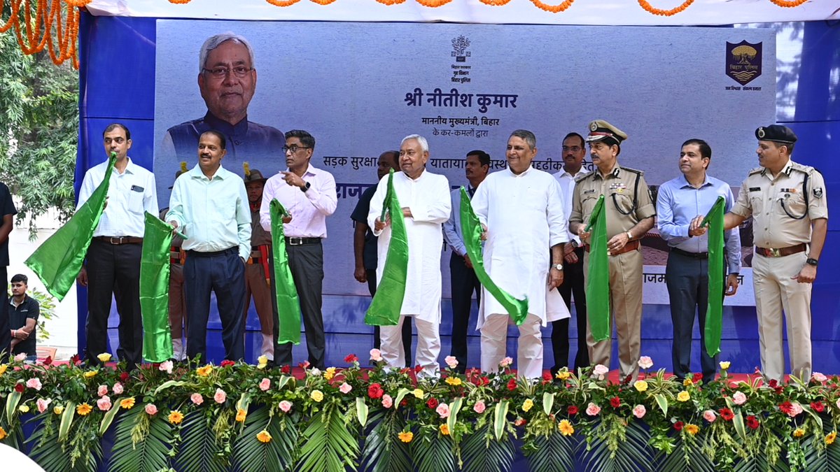 bihar_police's tweet photo. आज दिनांक 30.10.2024 को माननीय मुख्यमंत्री, बिहार, श्री @NitishKumar जी के कर-कमलों द्वारा सड़क सुरक्षा एवं निर्बाध यातायात व्यवस्था के सुदृढ़ीकरण हेतु 38 राजमार्ग गश्ती वाहनों का लोकार्पण किया गया।
.
.
#BiharPolice #HighwayPatrolling #traffic #HainTaiyaarHum #Bihar https://t.co/bIKifjrjEN