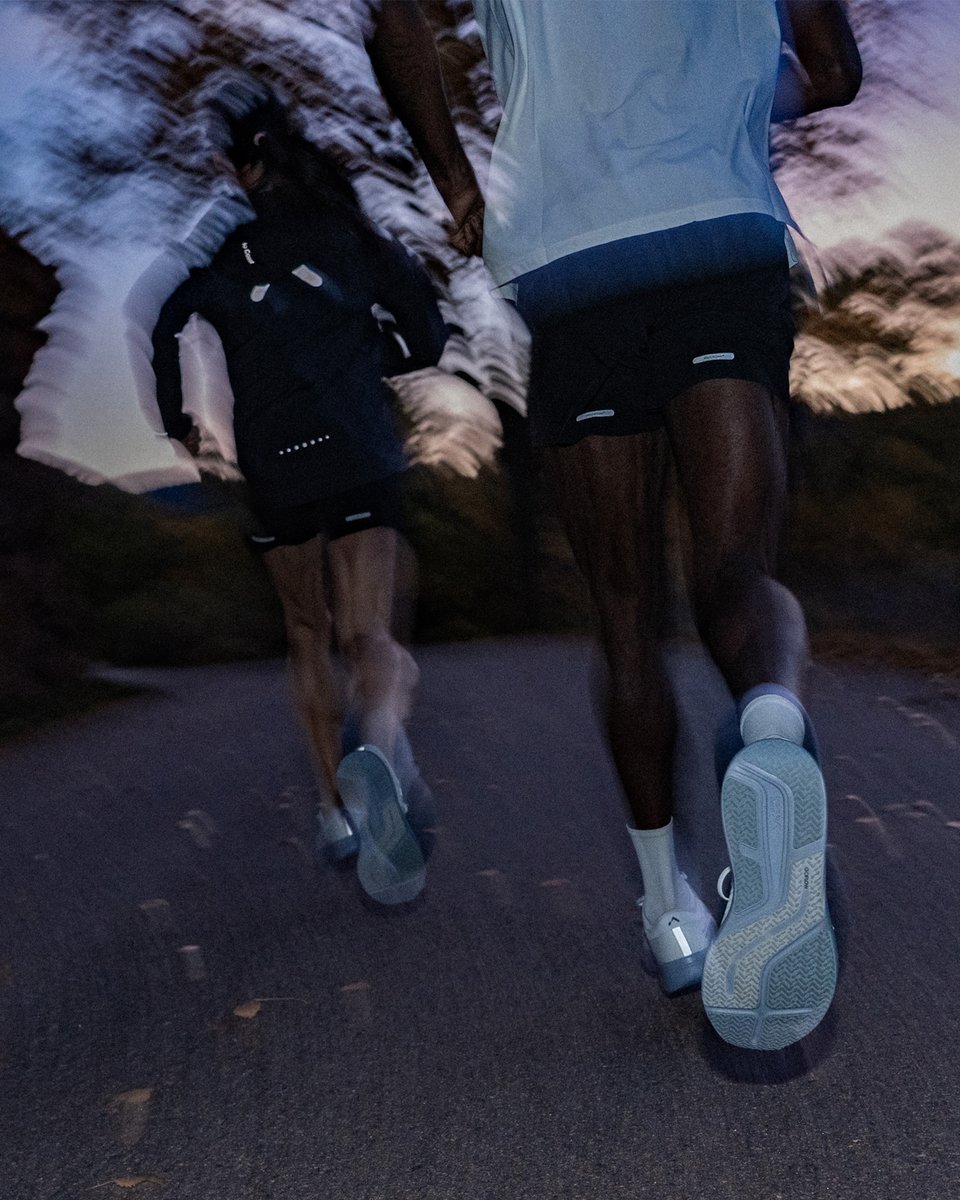 The race home before full darkness descends.
The early run out of the dark and into the dawn.
The twice daily twilight of the longest running events.
That unlit blue hour is a uniquely ultra experience. And it was that blue that inspired the latest colorway of the R1.
