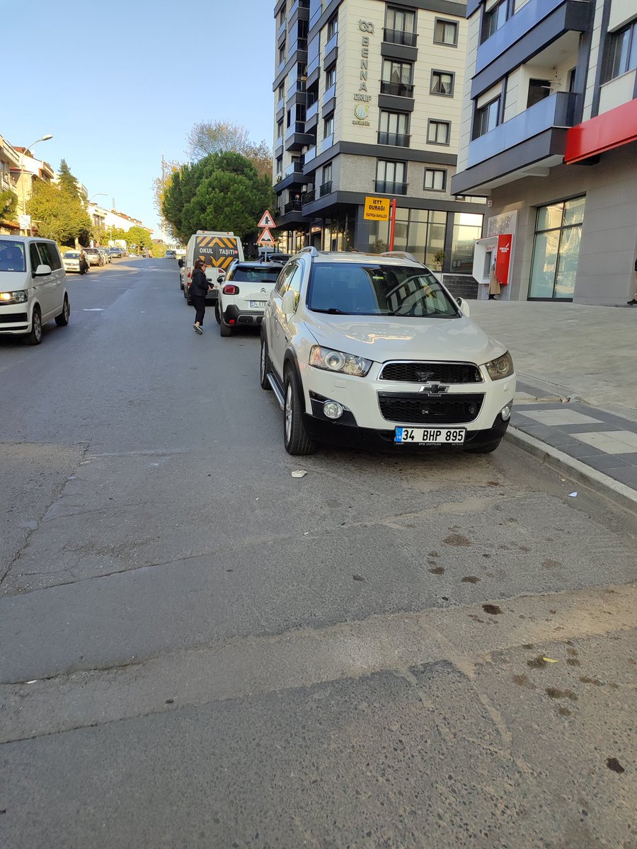 hakan8957's tweet photo. @atasehirbld Esatpaşa Mah. Ziya Paşa Cad. Ziraat Bankası İett durağı araç parkları yüzünden otobüs cadde üzerinde yolcu alıp indirmektedir. Yolcular durakta gözükmekte zorluk çekmekte. İlgili çizim ve uyarı levhaların koyulmasını talep ediyoruz. @onursaladiguzel https://t.co/W6IoZbnF4k