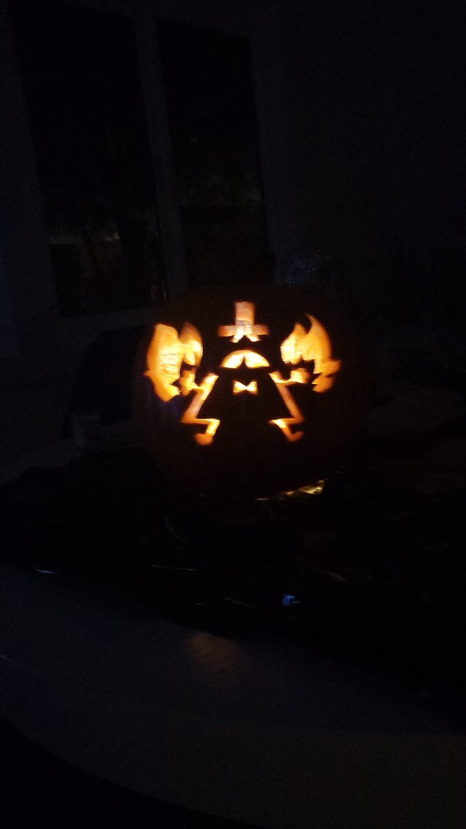 22Switcharoo's tweet photo. Hopping on twt to let @_AlexHirsch know I've got a gravity falls pumpkin in the works (Dipper is there too but my carpal tunnel says I have to finish tomorrow) https://t.co/uVPiF9mn5H