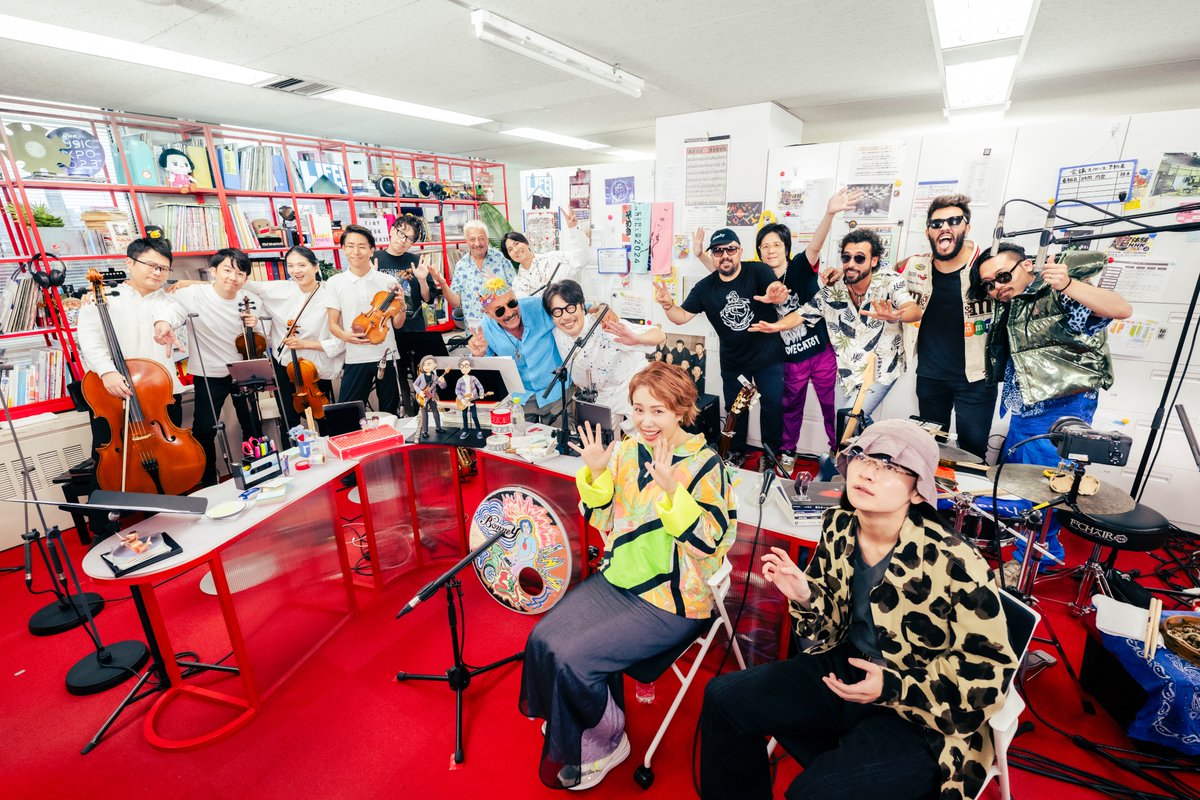 qrlinfo's tweet photo. 10月28日（月）に放送され、大きな反響を得た「tiny desk concerts JAPAN くるり」の再放送が決定しました。tiny desk日本版では最大の編成となる総勢16名で「ばらの花」「ブレーメン」「奇跡」など、ダニエレ・セーぺほかナポリからのスペシャルゲストとともにお届けします！

tiny desk concerts JAPAN くるり

【総合テレビ】　＜放送予定＞
11月4日（月・祝） 14:28-14:57
番組HP：　https://t.co/LBrmXfJLiJ