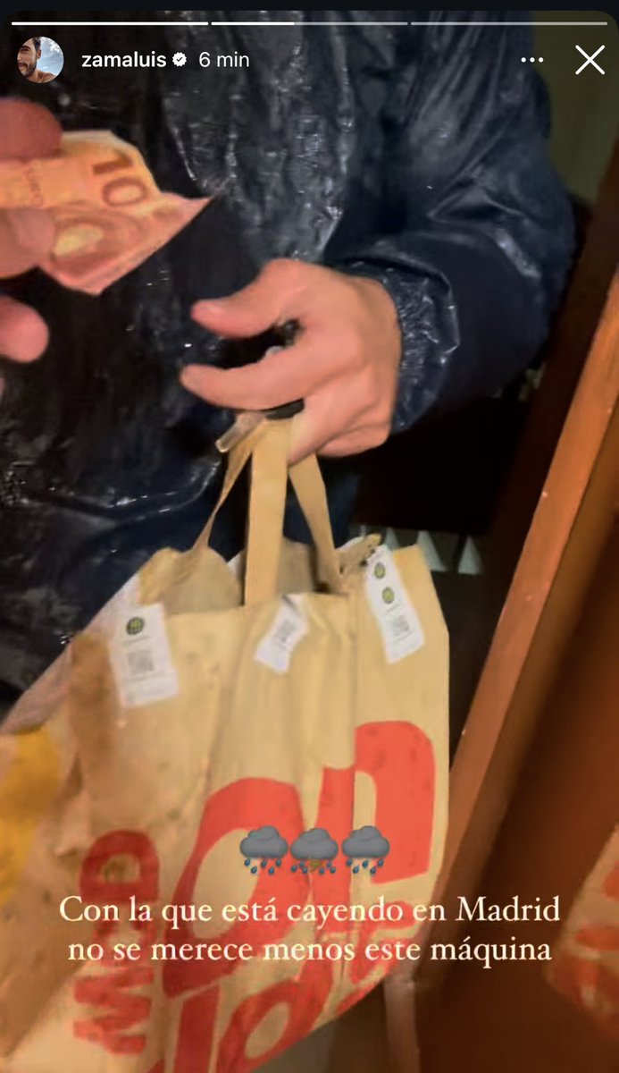 Anoche con la que estaba cayendo en Madrid, Luis Zamalloa compartió esto haciéndose el héroe. Al señorito no se le ocurrió que no era la noche de hacer a un señor ir a llevarle la hamburguesa....