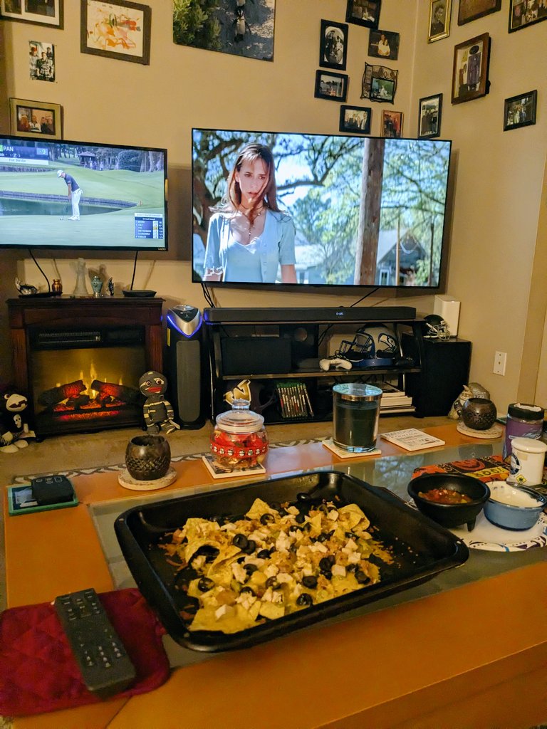 Watching I know what you did last summer and golf and eating some chicken Nacos 🤌🏼🤷🏼‍♂️😂😂