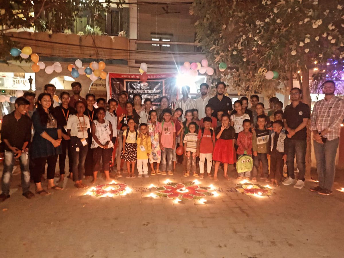 SSS_swadesh_NGO's tweet photo. #दीपोत्सव_कार्यक्रम
स्वदेश सेवा संस्थान के संदीपनी शाखा पर दीपोत्सव कार्यक्रम का आयोजन किया गया।सभी बच्चों ने आतिशबाजी के आनंद लिया और सभी के बीच मिष्ठान वितरण गया।
#संदीपनी_शाखा
#स्वदेश_पाठशाला
#sssngo #prayagrajcity
#swadeshsevasansthan
#TEAM_SSS #prayagraj https://t.co/TNEHQD41ne