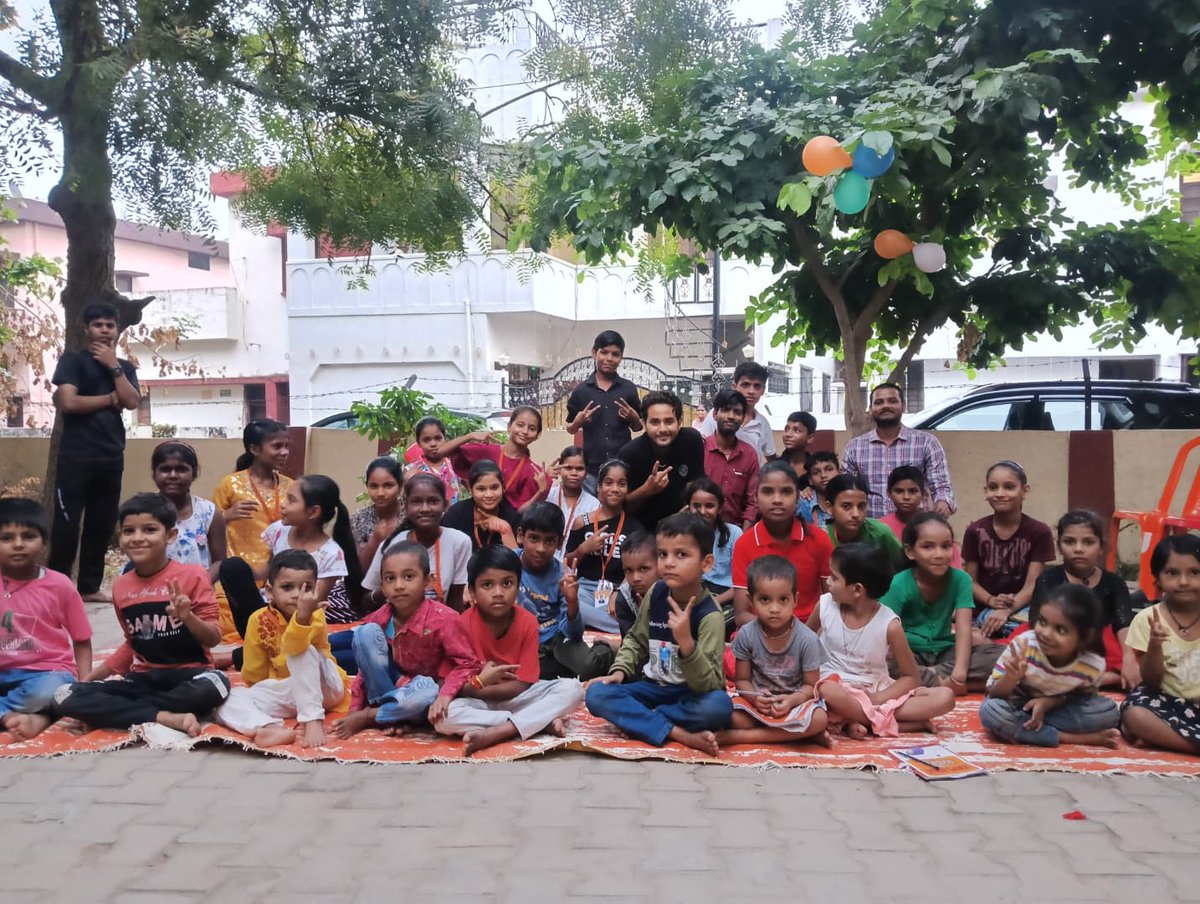 SSS_swadesh_NGO's tweet photo. #दीपोत्सव_कार्यक्रम
स्वदेश सेवा संस्थान के संदीपनी शाखा पर दीपोत्सव कार्यक्रम का आयोजन किया गया।सभी बच्चों ने आतिशबाजी के आनंद लिया और सभी के बीच मिष्ठान वितरण गया।
#संदीपनी_शाखा
#स्वदेश_पाठशाला
#sssngo #prayagrajcity
#swadeshsevasansthan
#TEAM_SSS #prayagraj https://t.co/TNEHQD41ne