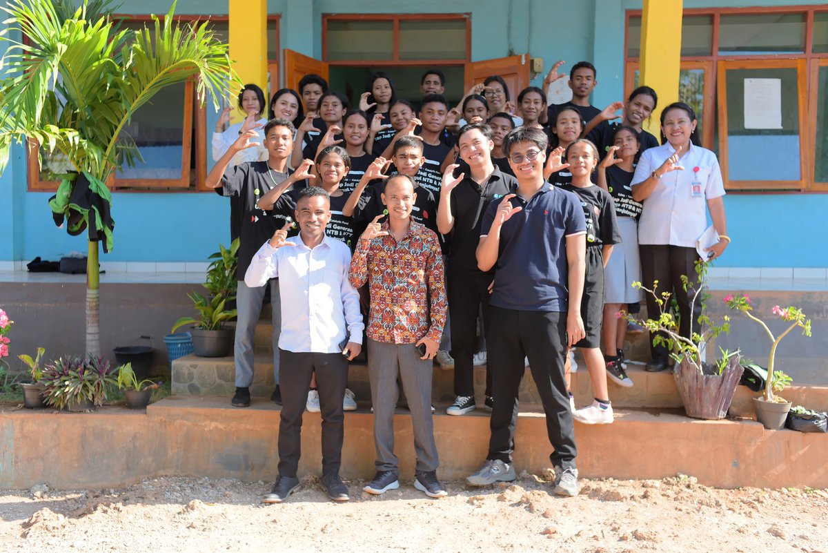 UNDPIndonesia's tweet image. Have a sneak peek from Reformasi Plus Vocational High School in East Nusa Tenggara Province!
Students have received an English teaching program &amp;amp; climate-conscious learning from Cakap, an edu-tech startup that empowers 🇮🇩 youth through accessible education. #InnovationForAll