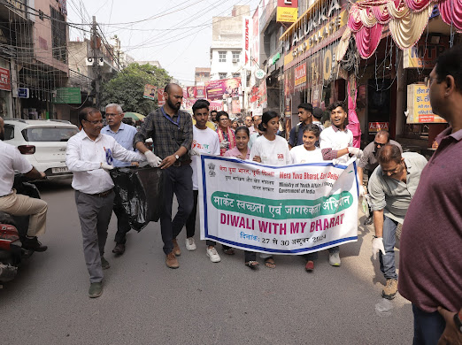 MYBharatHQ's tweet photo. NYK - MYBharat East Delhi, in collaboration with the Mayur Vihar Traders Association, organized cleaning activity under #DiwaliWithMYBharat campaign at Acharya Niketan Market, Mayur Vihar Phase 1. Together, we’re making our community cleaner and more festive!

#MYBharat https://t.co/wY6XaK5ZCt