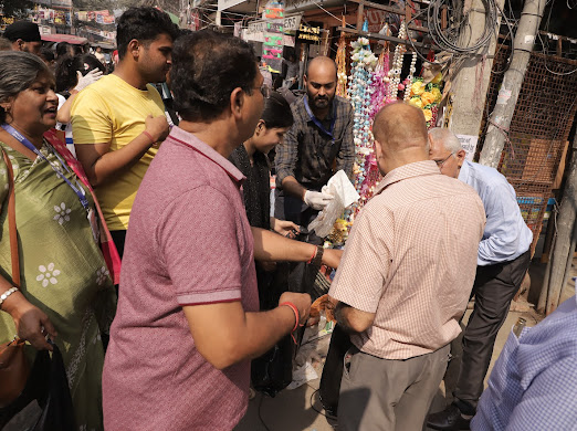 MYBharatHQ's tweet photo. NYK - MYBharat East Delhi, in collaboration with the Mayur Vihar Traders Association, organized cleaning activity under #DiwaliWithMYBharat campaign at Acharya Niketan Market, Mayur Vihar Phase 1. Together, we’re making our community cleaner and more festive!

#MYBharat https://t.co/wY6XaK5ZCt