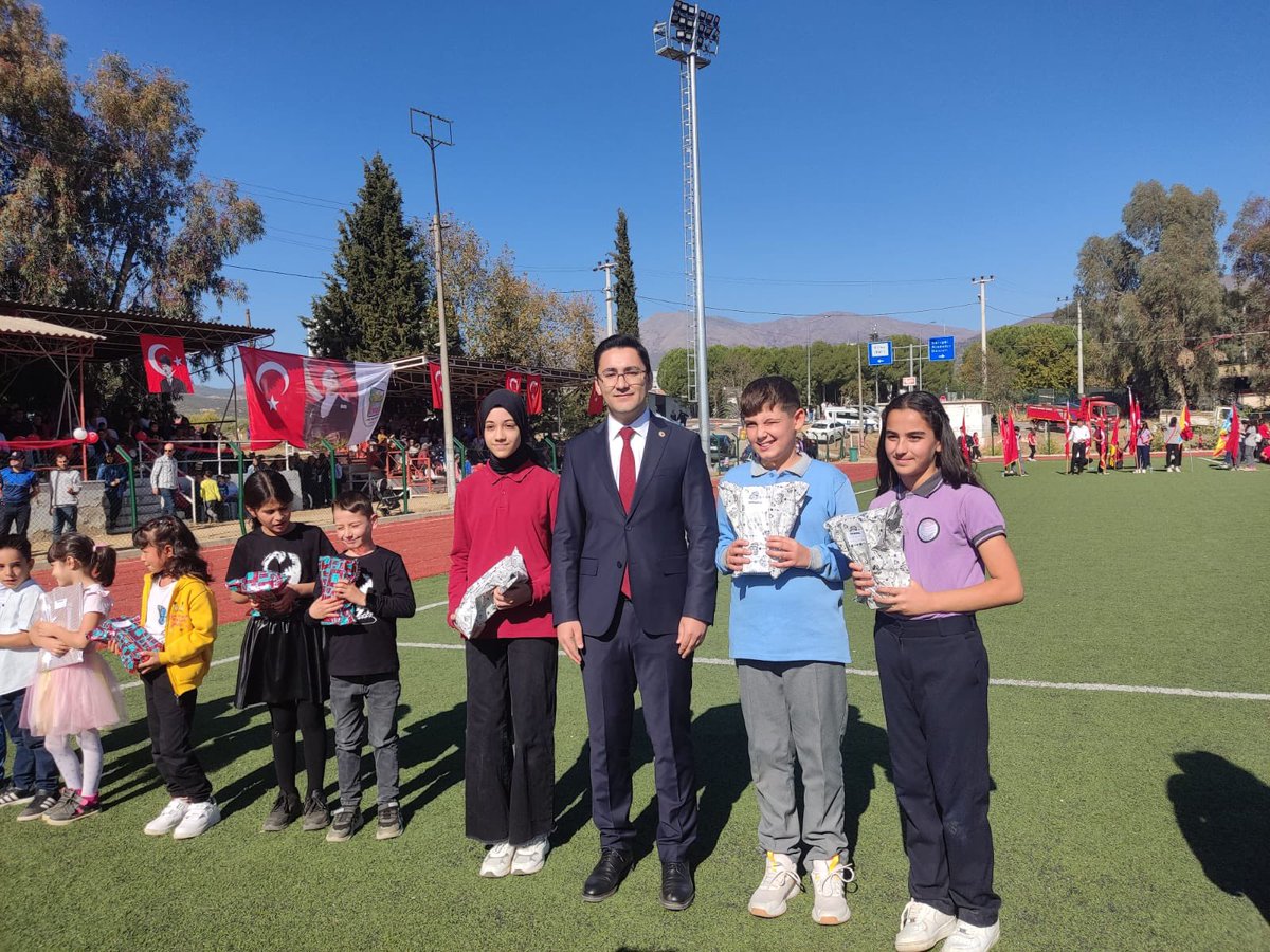 Cumhuriyet Bayramı'nın 101. Yıldönümü İlçemizde coşkuyla kutlandı.🇹🇷

Kiraz İlçe Stadyumunda düzenlenen programa Kaymakamımız Sn Murat KARAHAN, Belediye Başkanı Sn Nasuh COŞKUN, Cumhuriyet Savcısı Sn Oğuzhan DEMİR kamu kurum amirleri, gazilerimiz ve vatandaşlarımız katıldı.