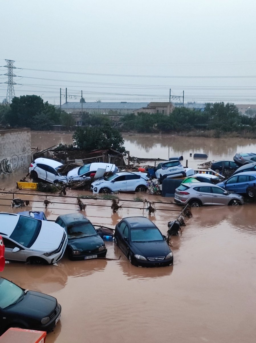 Mageromeu14's tweet photo. Amanece, que no es poco. Nos despertamos con la alerta (los que hemos conseguido dormir algo) y es inevitable frotarse los ojos una y otra vez, esto parece una pesadilla. Los niveles bajan y el panorama es desolador. Esto solo en una calle, vamos a necesitar MUCHA ayuda.
La torre https://t.co/lME9tgATf9