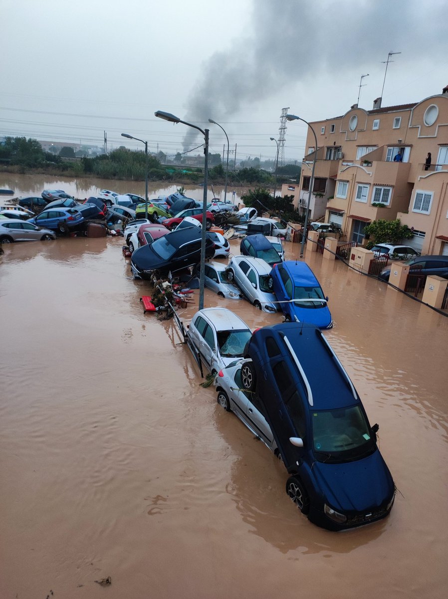 Mageromeu14's tweet photo. Amanece, que no es poco. Nos despertamos con la alerta (los que hemos conseguido dormir algo) y es inevitable frotarse los ojos una y otra vez, esto parece una pesadilla. Los niveles bajan y el panorama es desolador. Esto solo en una calle, vamos a necesitar MUCHA ayuda.
La torre https://t.co/lME9tgATf9