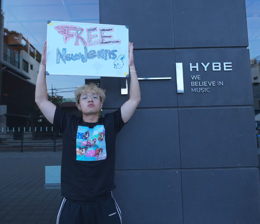 WeenUpdates's tweet photo. JASON IS PROTESTING OUTSIDE OF HYBE IN SUPPORT OF NEWJEANS. https://t.co/lXxK7z8ALM