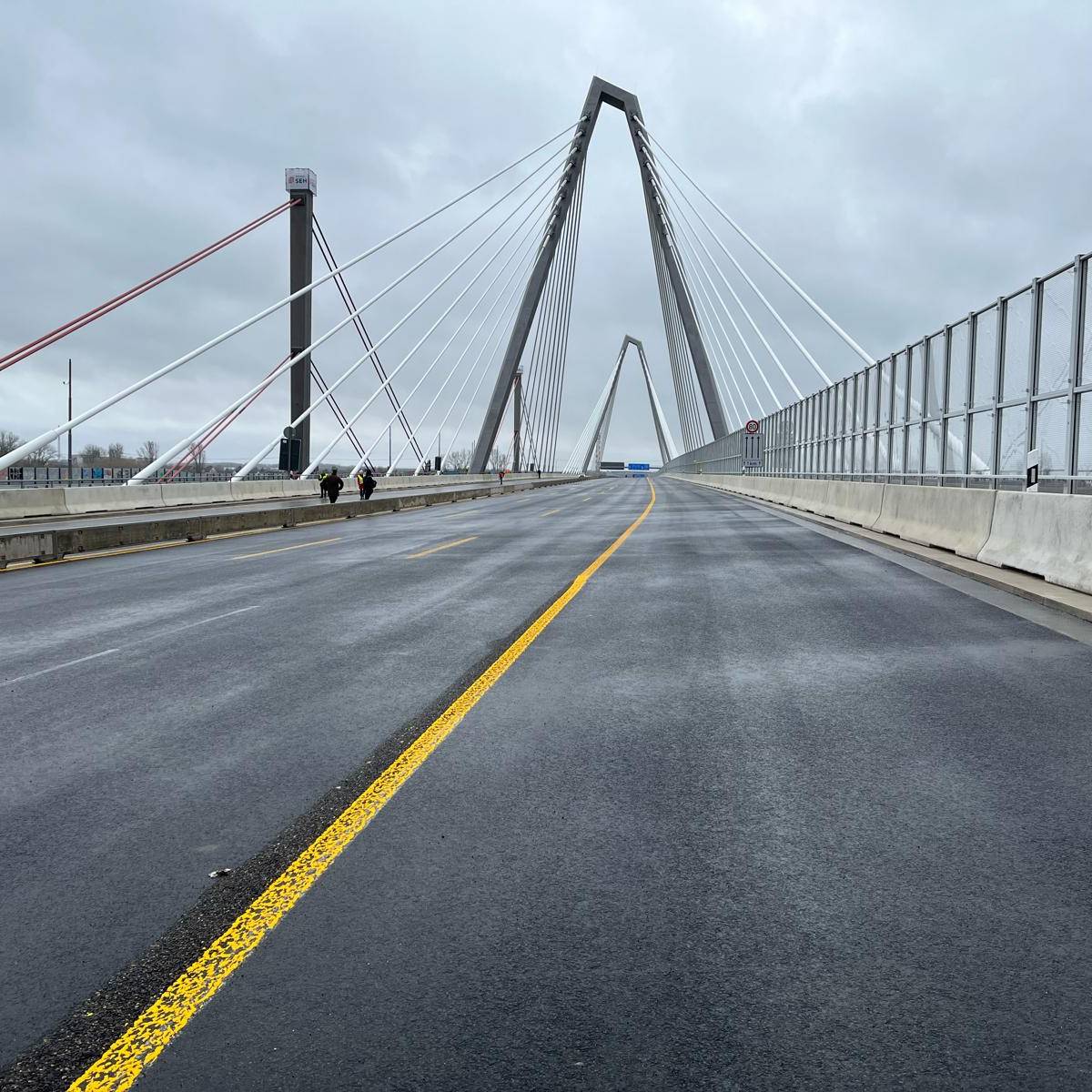 Verkehrschaos auf der A1: Leverkusener Brücke sorgt für Stau dlvr.it/TFsnMB