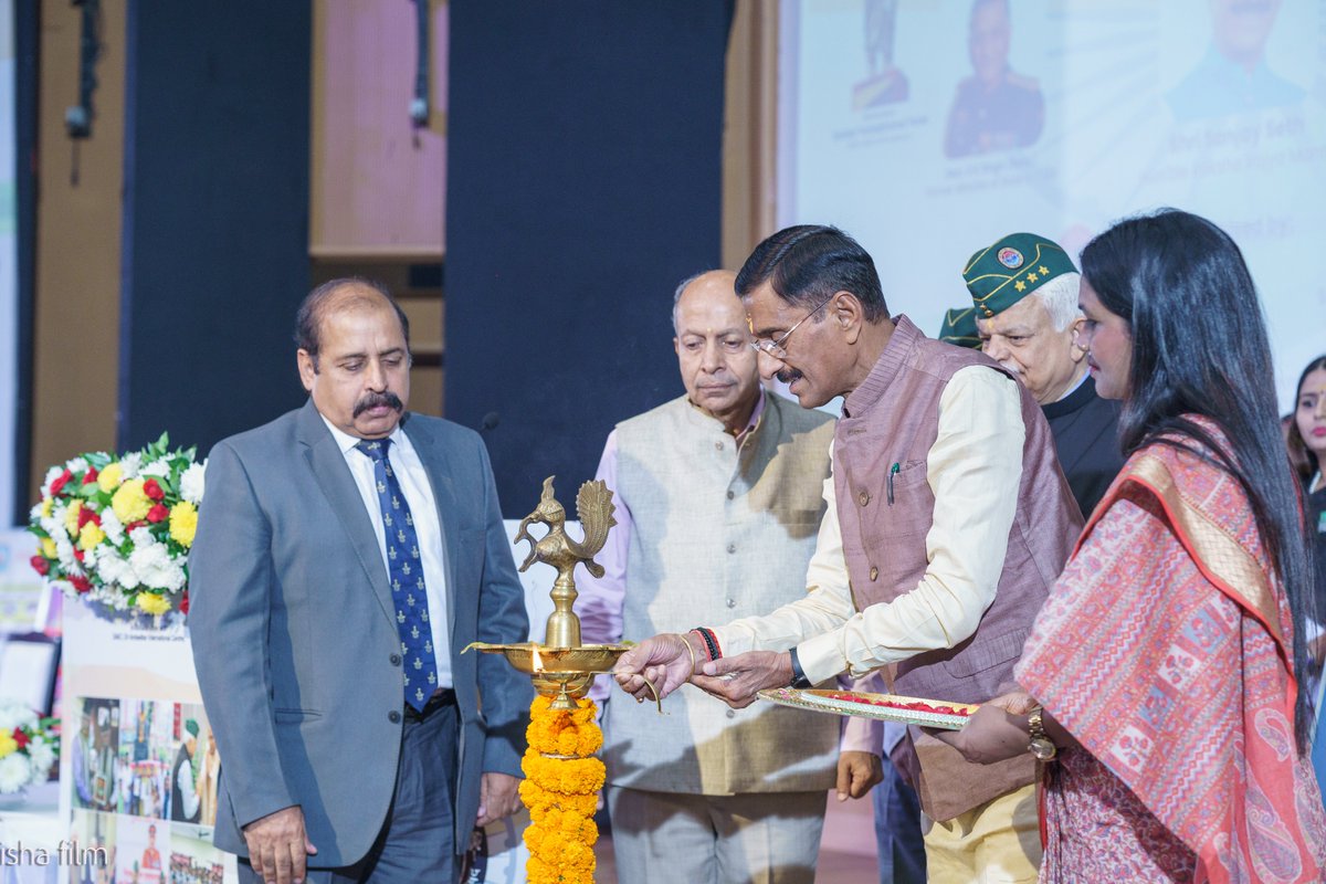 SeemaSanghosh's tweet image. 27 अक्टूबर 2024 को DAIC में आयोजित &quot;India&apos;s National Security&quot; सेमिनार सफलतापूर्वक संपन्न हुआ। इस कार्यक्रम में रक्षा राज्यमंत्री श्री संजय सेठ जी, जनरल वीके सिंह जी, ACM आरकेएस भदौरिया जी और अन्य सेना के अधिकारियों की गरिमामय उपस्थिति रही।  🇮🇳 #ABPSSP #NationalSecurity…