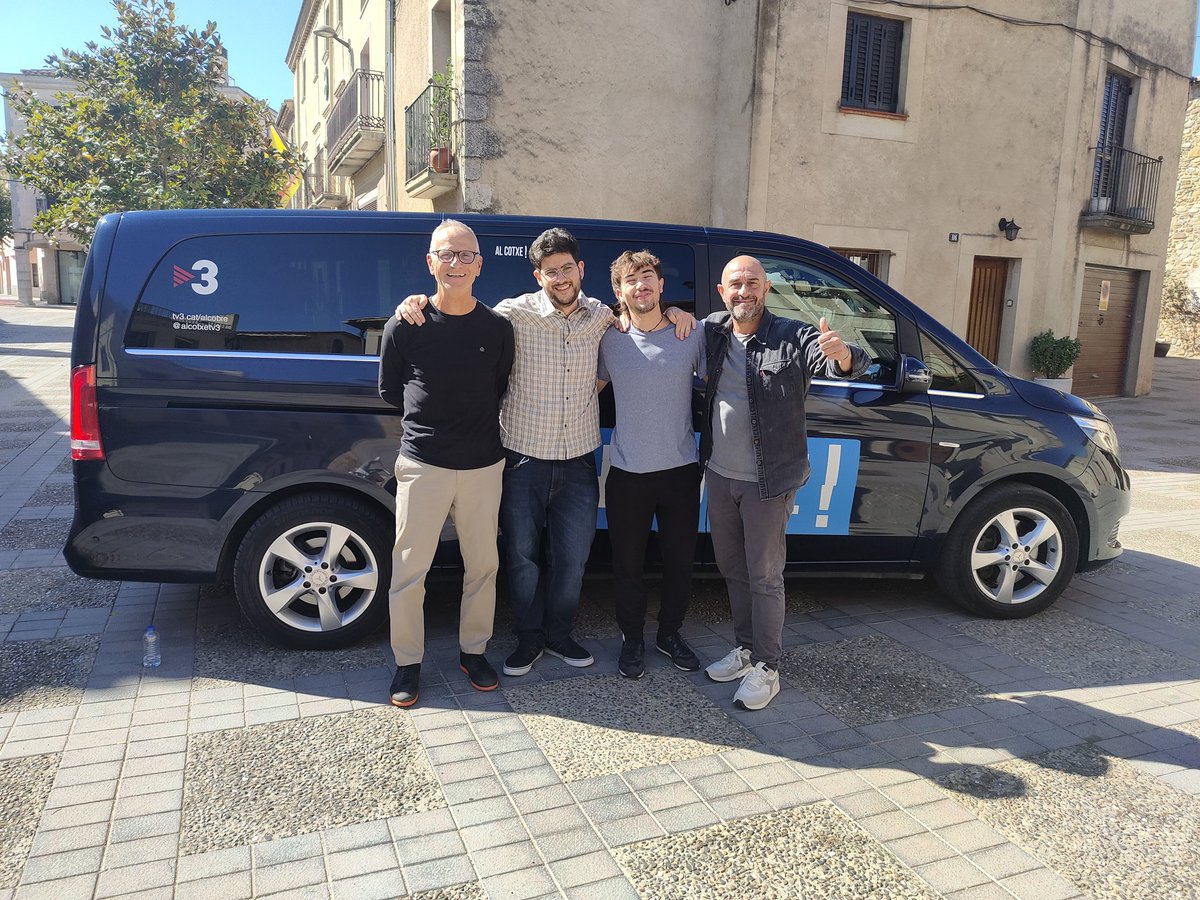 rvilablareix's tweet image. Avui, a les 23.55 h, tenim l'enorme plaer de pujar #AlCotxe amb @VilaEloi @som3cat Seguim fent camí! Gràcies per la confiança i el tracte rebut. Som i serem la ràdio cultural dels Països Catalans. 107.5 FM 📻 (Girona)