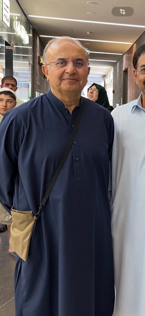 ehtashamabbasi's tweet photo. بتایا جا رہا ہے کہ یہ قاضی فائز عیسی ہے،،،یہ فوٹو ان لوگوں کے لیئے عبرت کا نشان ہے جو اپنی طاقت کا ناجائز استعمال کرتے ہیں،،،بہتر ہے عوام سے محبت کریں ،،،دوسری تصویر منصور علی شاہ کی ہے ،،،فیصلہ آپ کا قاضی بننا ہے یا منصور علی شاہ؟؟؟ https://t.co/QBzIG44wBd