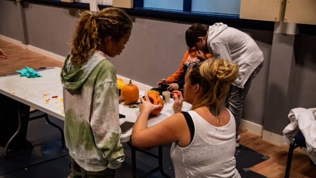 Halloween in De Geus: kinderen vermaken zich opperbest met pompoen snijden -  hilversumsnieuws.nl/l/345429