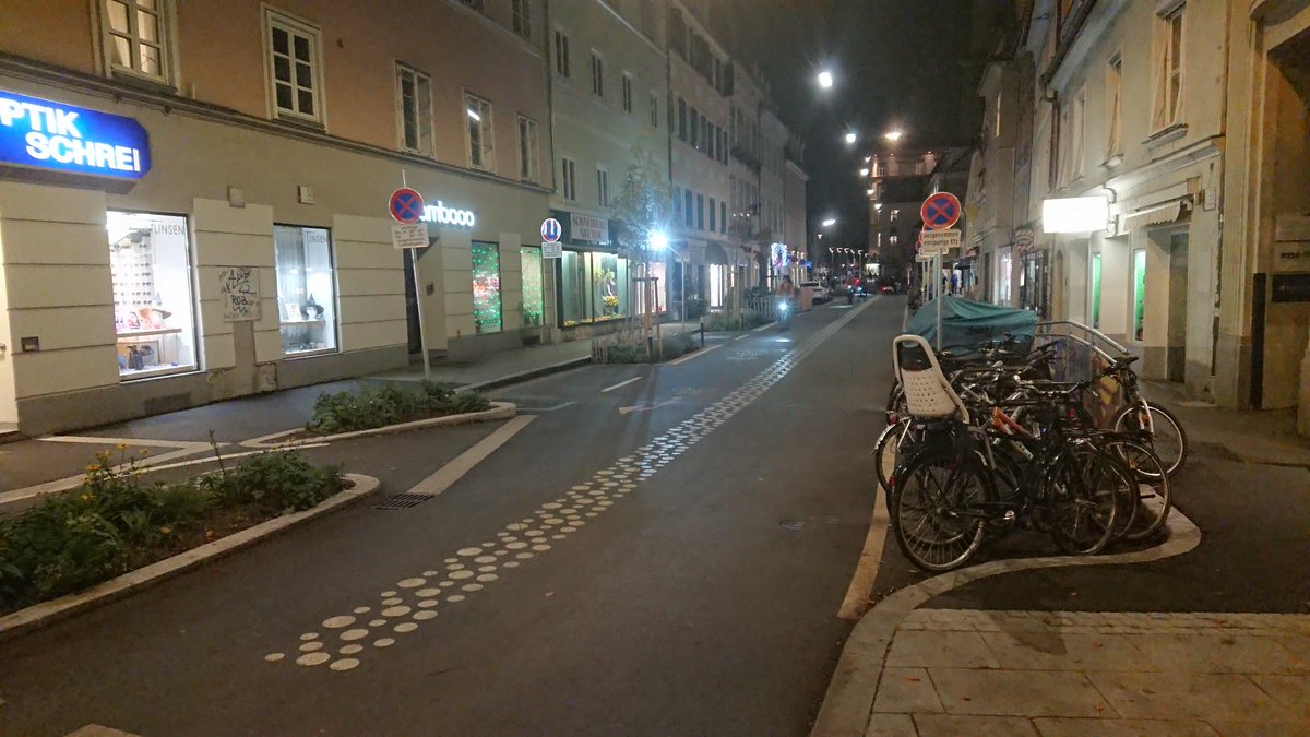 Der innerste Abschnitt der Grazer Neutorgasse ist ein hervorragendes Beispiel für eine gelungene Gestaltung einer Fahrradstraße: intuitive Bodenmarkierungen, zahlreiche Abstellmögluchkeiten und begleitende Bepflanzungen