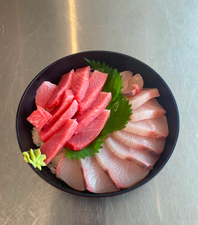 eatdrink75's tweet photo. A chirashi bowl is a masterpiece of Japanese cuisine 🎨🍣 Overflowing with fresh #salmon, #tuna, and #uni, it's a flavor explosion in every bite. 😋
#sushi #chirashi #chirashibowl #sashimi #japanesefood #foodie #donburi #foodporn https://t.co/hylZ4qPnCj