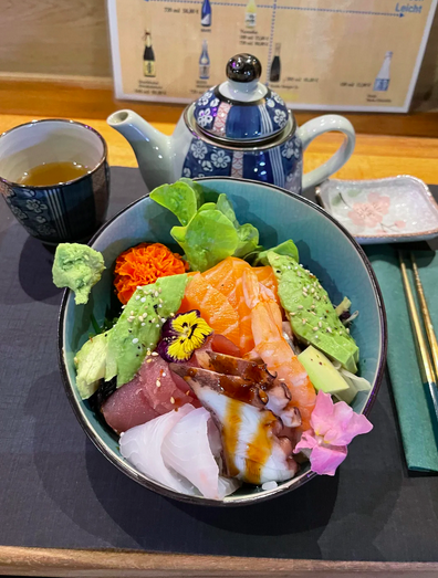 eatdrink75's tweet photo. A chirashi bowl is a masterpiece of Japanese cuisine 🎨🍣 Overflowing with fresh #salmon, #tuna, and #uni, it's a flavor explosion in every bite. 😋
#sushi #chirashi #chirashibowl #sashimi #japanesefood #foodie #donburi #foodporn https://t.co/hylZ4qPnCj