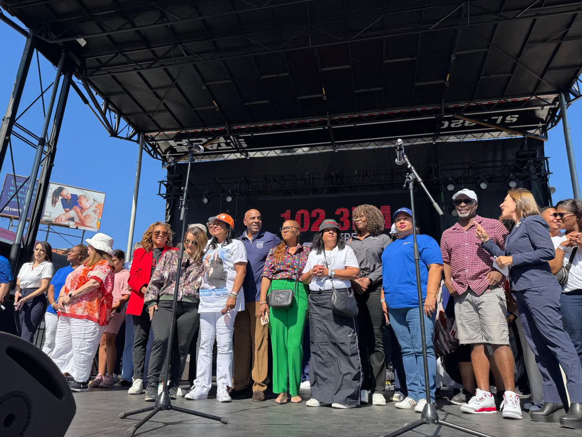 SteveBradford's tweet photo. Had a great time at #TasteofSoul
festival, which brings together over 350,000 people in celebration of Black culture, cuisine, and music. By uplifting local vendors and artists, #TasteOfSoul   is all about building lasting connections with our community. https://t.co/HyUWIyXELQ