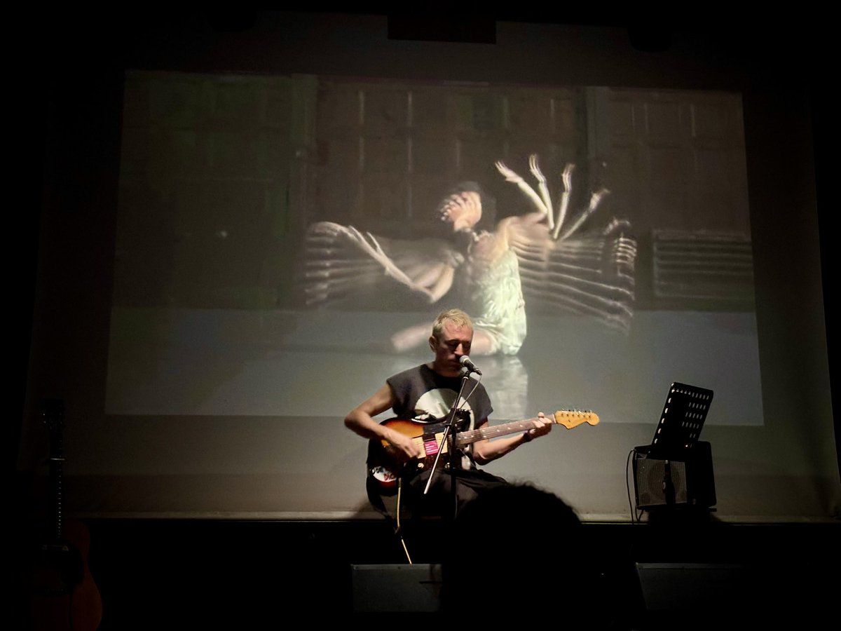 CHIRICO_PEPPE's tweet photo. @liamgallagher Drew played in a small venue monday night here in Milan, such a cool and funny guy! https://t.co/LrOcVFpYzs