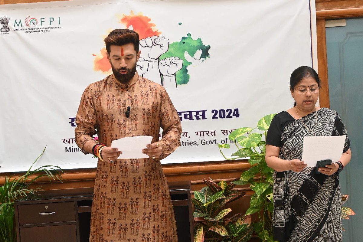 MOFPI_GOI's tweet photo. "I dedicate myself to preserve the unity, integrity and security of the nation..."

With this commitment, Union Minister of #MOFPI Shri @iChiragPaswan  administered the Rashtriya Ekta Diwas Pledge to the Ministry Officials and Staff members at Panchsheel Bhawan, New Delhi (1/2) https://t.co/ZGaTJkVRsE