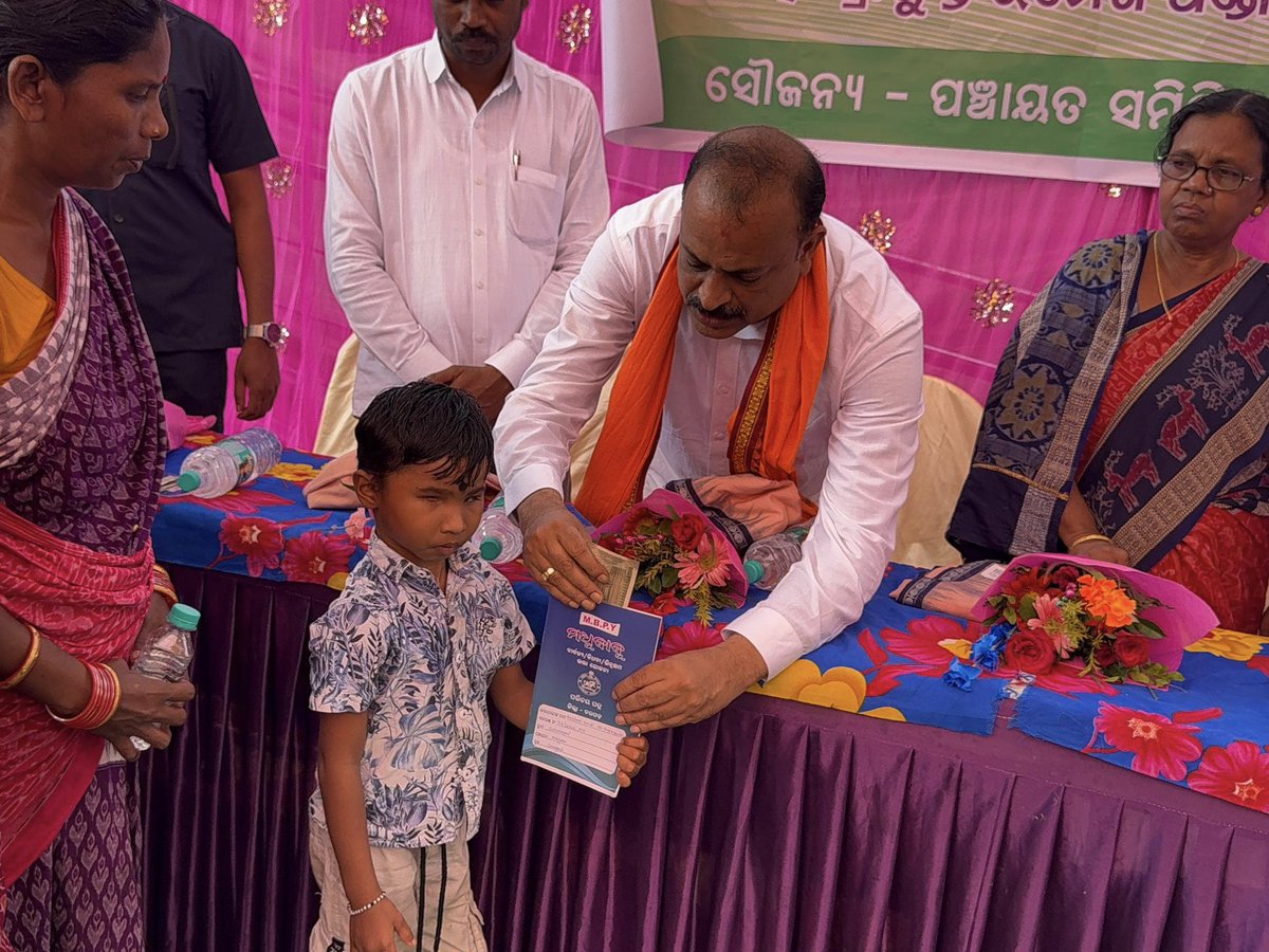ashwiniksarangi's tweet photo. ବରଗଡ଼ ପଞ୍ଚାୟତ ସମିତି କାର୍ଯ୍ୟାଳୟରେ ଆୟୋଜିତ ମଧୁବାବୁ ପେନ୍ସନ୍ ବଣ୍ଟନ କାର୍ଯ୍ୟକ୍ରମରେ ମୁଖ୍ୟ ଅତିଥି ଭାବରେ ଯୋଗ ଦେଇ ହିତାଧିକାରୀଙ୍କୁ ପେନ୍ସନ୍ ବଣ୍ଟନ କରି ଅତ୍ୟନ୍ତ ଖୁସି ଅନୁଭବ କଲି।
#madhubabupensionyojana #pensiondistribution #bargarhblock #bargarh #odisha #bjp4odisha https://t.co/i97bD7FmPH
