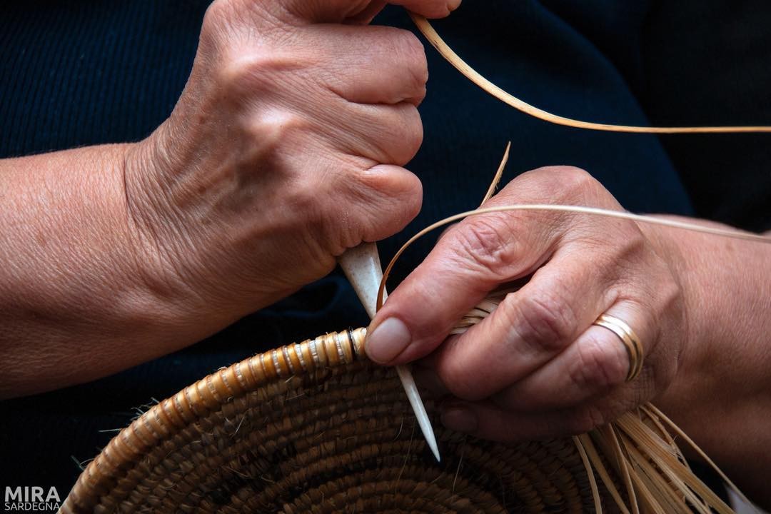 AutunnoBarbagia's tweet photo. “S’iscrarionzu” è un’arte che si tramanda da generazioni ad #Olzai! Si raccogliere l’asfodelo, lo si riduce in lamelle, si lascia essiccare e si inizia a modellare il cesto “sa ‘anistedda”. 9-10 novembre 2024! #AutunnoinBarbagia24 https://t.co/QQqeLZgg9i📷 Arch.ASPEN-MiraSardegna https://t.co/Q0YjN913vh