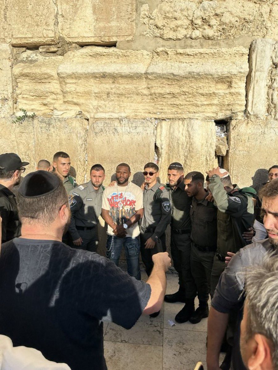 jacksonhinklle's tweet image. Floyd Mayweather supports GENOCIDE.