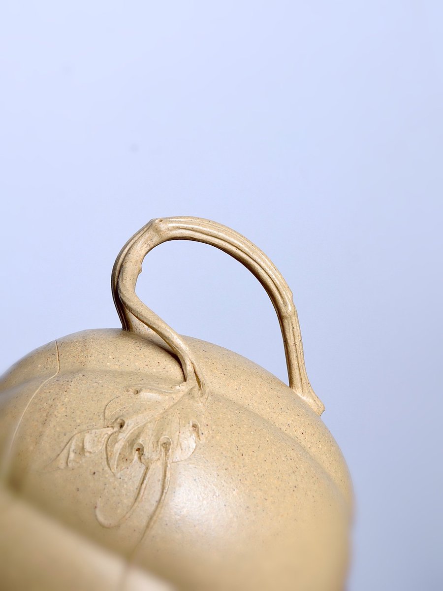 LiFeng56790's tweet photo. 高南瓜壶.全手工薄胎制作.原矿本山绿泥.容量200cc.内推球孔14孔 https://t.co/rh5futQHks