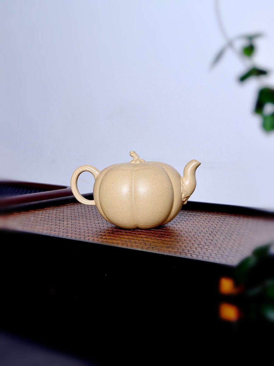 LiFeng56790's tweet photo. 南瓜壶.全手工薄胎制作.原矿本山绿泥.容量230cc.内推球孔14孔 https://t.co/2PAHhp2rmG