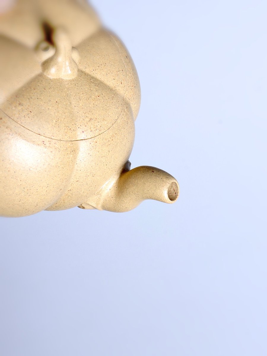 LiFeng56790's tweet photo. 南瓜壶.全手工薄胎制作.原矿本山绿泥.容量230cc.内推球孔14孔 https://t.co/2PAHhp2rmG