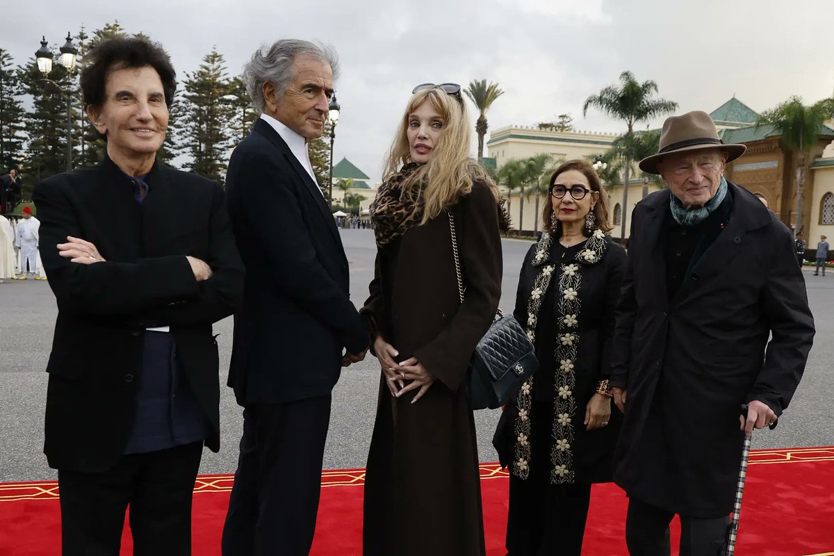 Macron il s'est dit que comme il partait au Maroc pendant la période d'Halloween il fallait qu'il embarque avec lui la Famille Addams