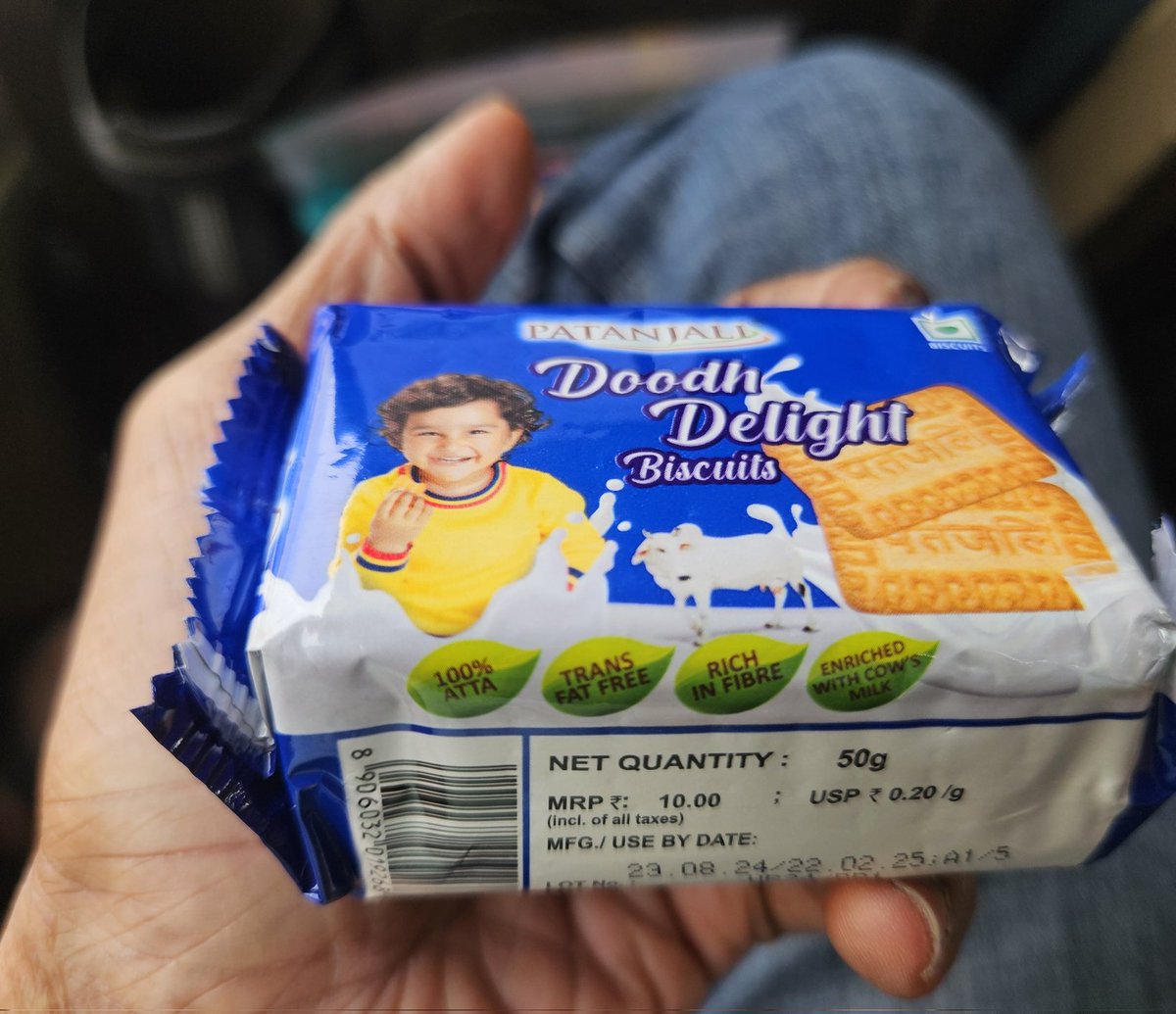 RoninBats's tweet photo. Marketing saying 100% Atta on the front while the fine text detailing the ingredients say 58.6% Atta. I didn't know 100=56 now😂
What do these companies think their consumers to be?

#FakeMarketing https://t.co/7q0d0KYCl6