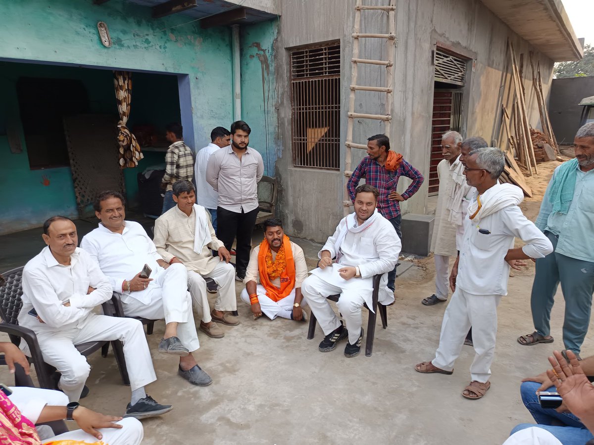 उत्तरप्रदेश के अलीगढ़ की खेर सुरक्षित सीट से वाल्मीकि समाज के सुरेंद्र दिलेर भाजपा के टिकट पर विधानसभा का उपचुनाव लड़ रहे है.

सुरेंद्र दिलेर नीचे क्यों बैठते हैं ?

उसी क्षेत्र में रहने वाले <a href="/Manjit_Singh_95/">Manjit Singh</a> का कहना है सवर्णों का वोट पाने के लिए वो नीचे बैठते हैं. अगर ज़मीन पर