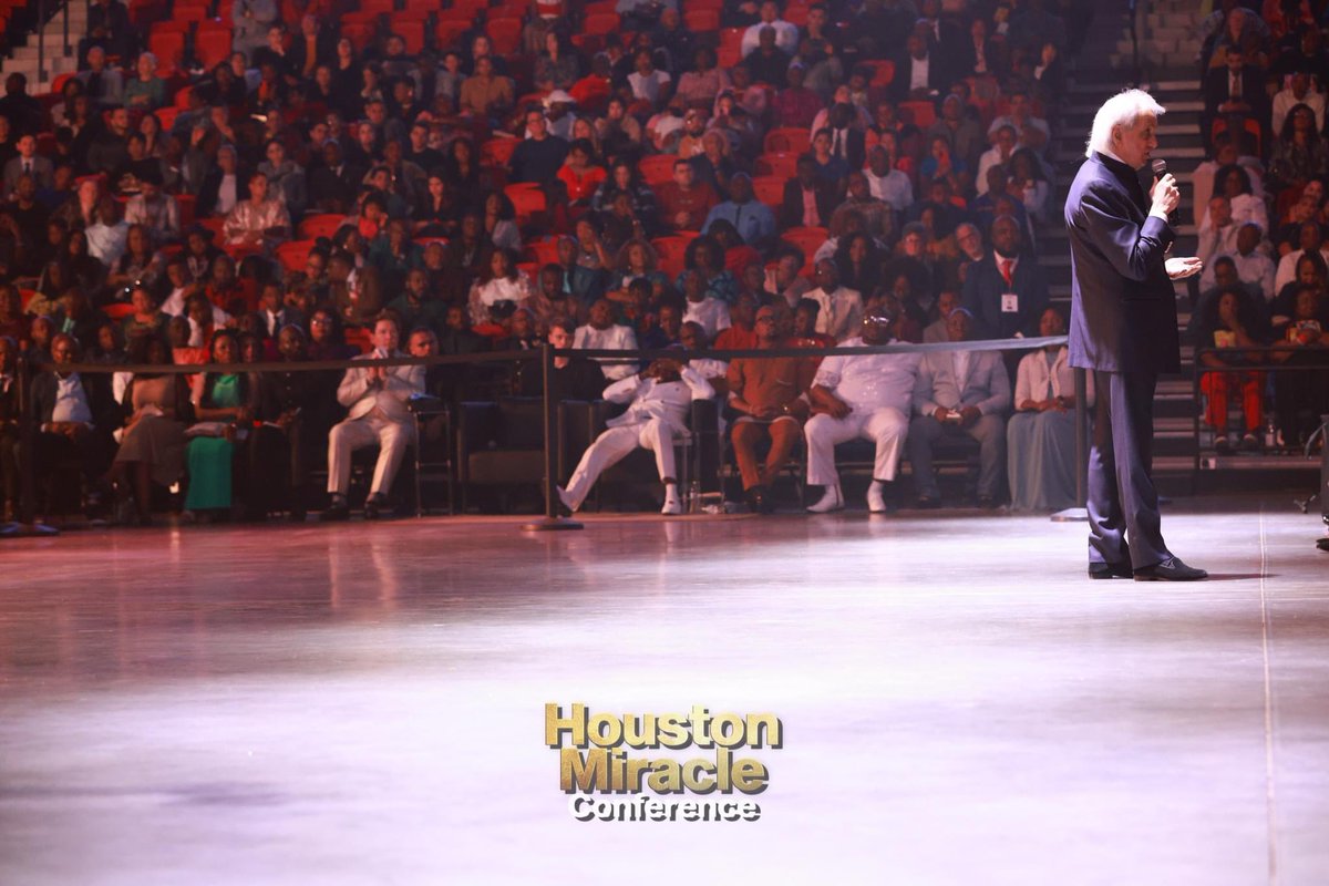 ofmhoustontexas's tweet photo. HOUSTON MIRACLE CONFERENCE (Day 2 Evening) with Apostle Johnson Suleman & Benny Hinn
Ministering Now: Benny Hinn
#ApostleJohnsonSuleman
#PastorBennyHinn
#houstonmiraclecrusade
#MiracleService
#OFMHouston
#houstontx https://t.co/1FjpBdMVMz